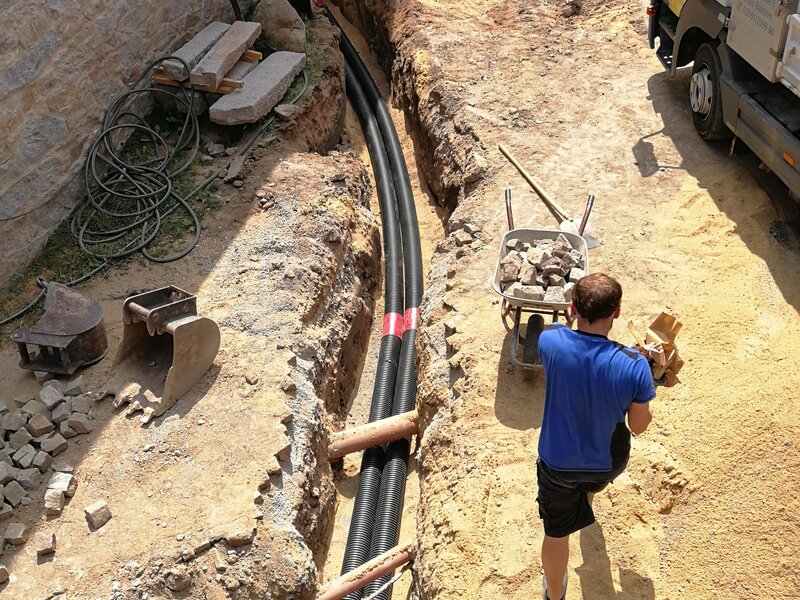 Erdarbeiten zum Anschluss an Holzheizung Wasser und Abwasser 