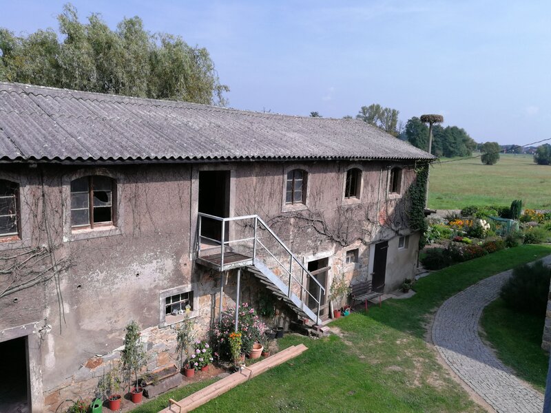 Außenansicht des alten Gebäudes mit verwitterter Fassade ist jetzt Ferienhaus mit 2 Ferienwohnungen  