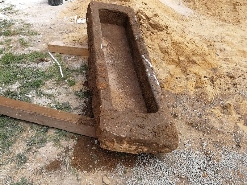 2 Granittrog wurde gefunden bei Erdarbeiten zum Anschluss an Holzheizung 